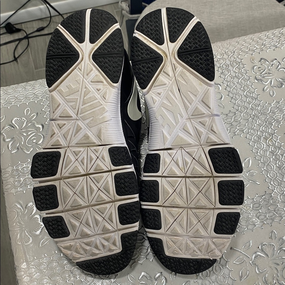 Nike Free Trainer Black and White Athletic Shoes
Size 8 - Picture 9 of 9